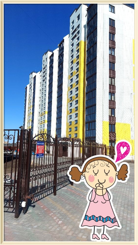 Соседний дом,  в этом жилом комплексе  молния в г. Омск реализуется концепция двор без машин. Дома так расположены, что во двор где установлена детская площадка заехать могут, только экстренные службы скорая, газовая или местные жители у кого есть код для открытия автоматических ворот и то, не надолго, только для выгрузки мебели.