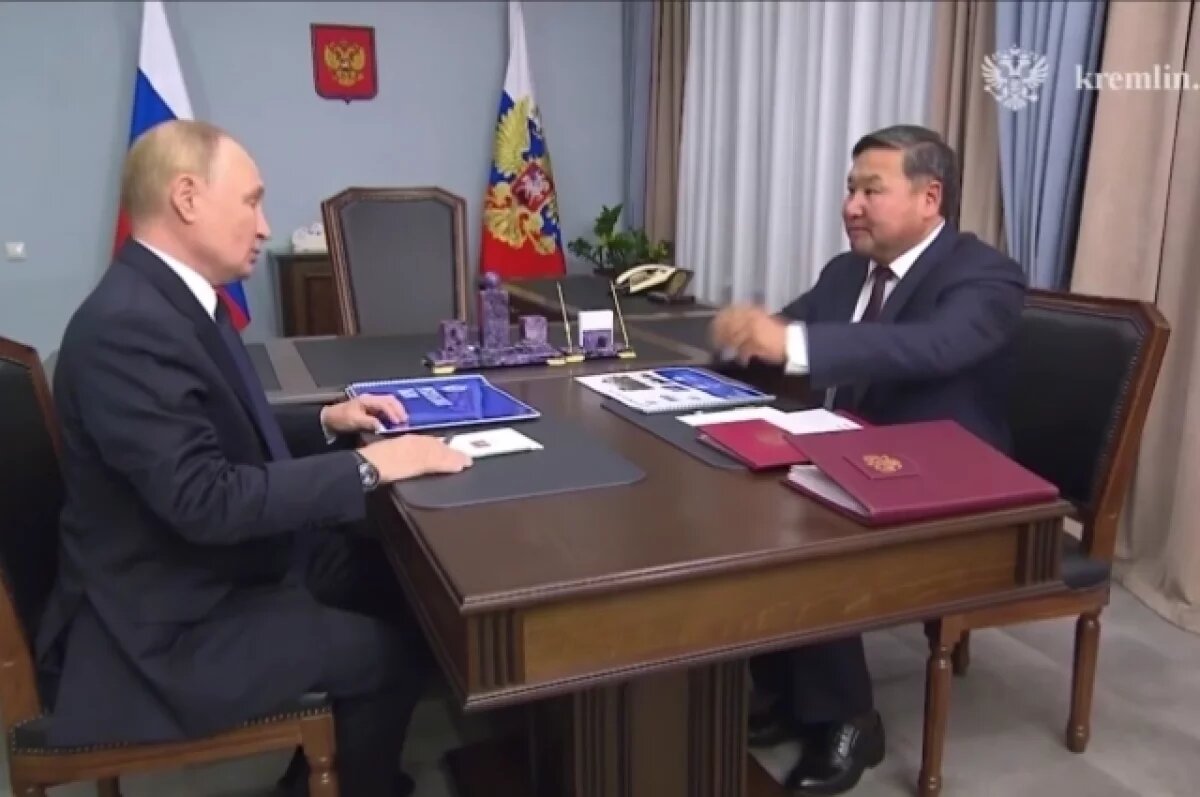    Владимир Путин и глава Тувы Владислав Ховалыг.