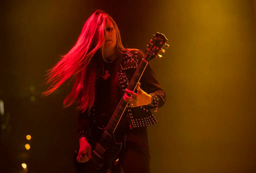 Лиз Бакингем выросла в музыкальной семье в Нью-Йорке: ее отец был оперным певцом и преподавателем вокала. В интервью NPR она назвала «Лунную сонату» Бетховена одним из своих любимых тяжелых произведений. По ее словам, в юности у нее не было явных музыкальных кумиров, хотя ей нравились Slayer и Celtic Frost. 