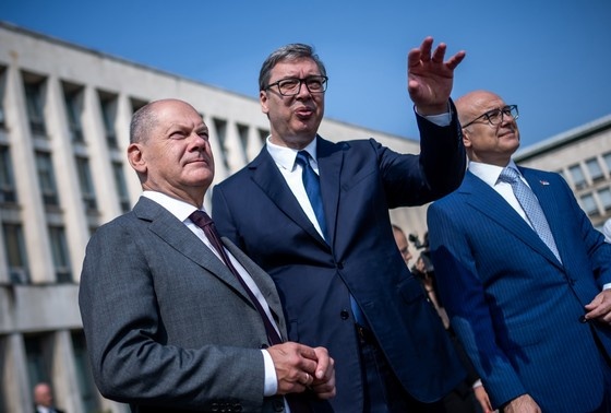    Олаф Шольц и Александр Вучич (слева направо)