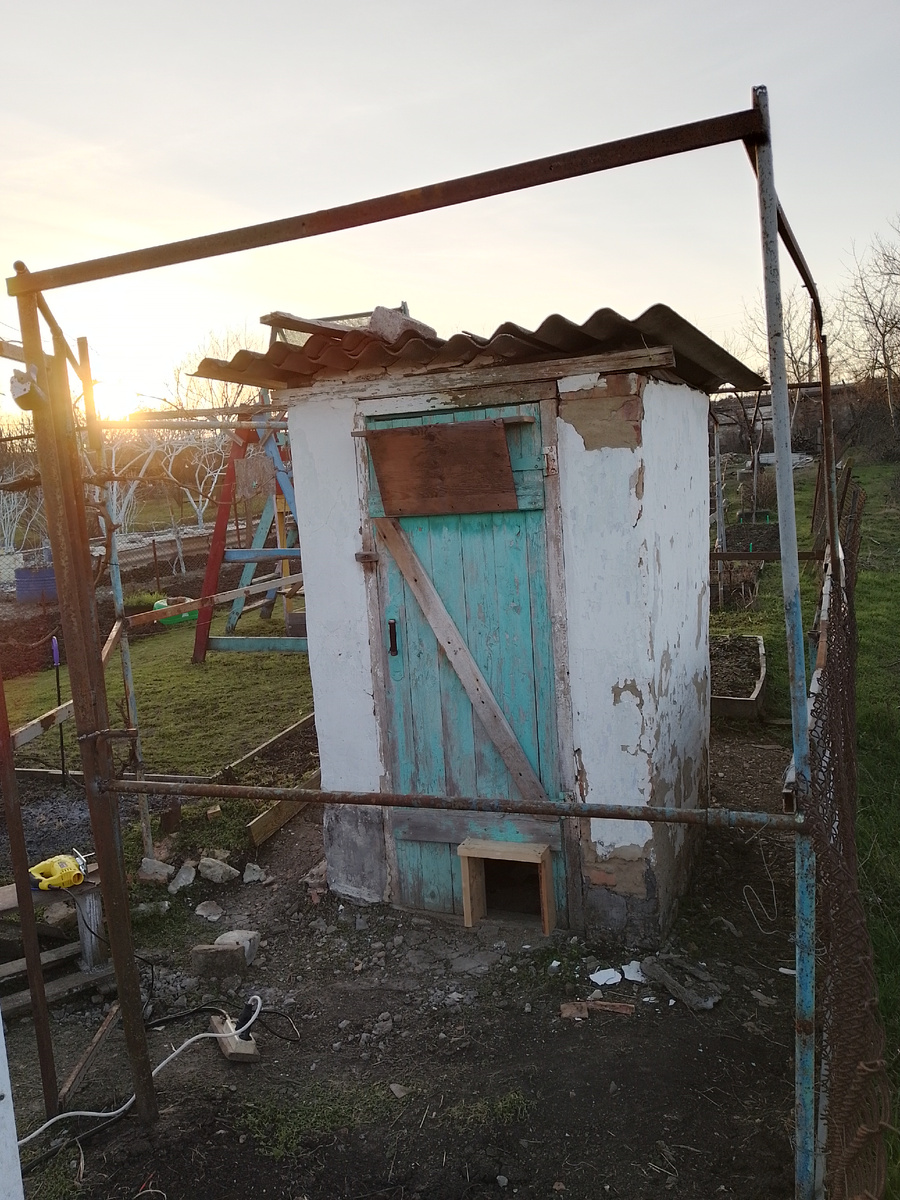 Это я начал обваривать каркас под сетку. 