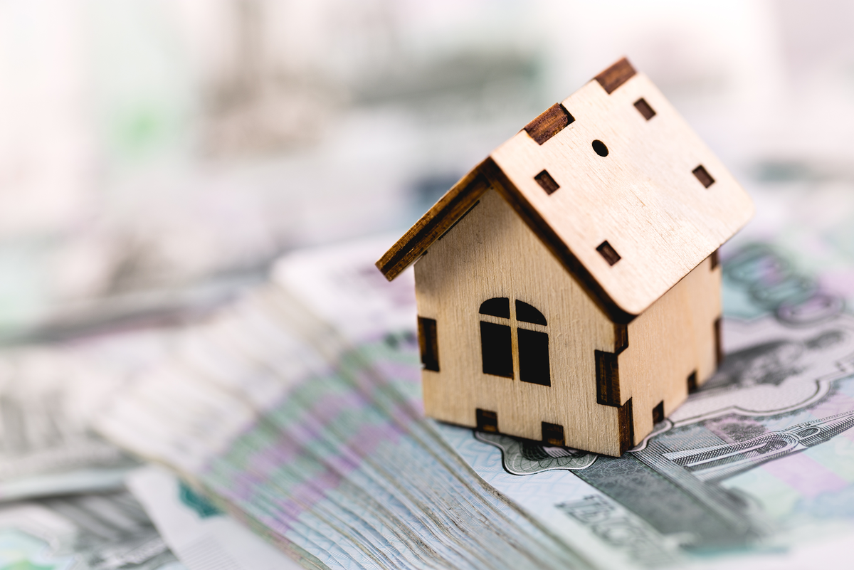 Ипотекой пользуются многие, но не все правильно и полностью понимают, кому реально принадлежит купленная в кредит квартира.