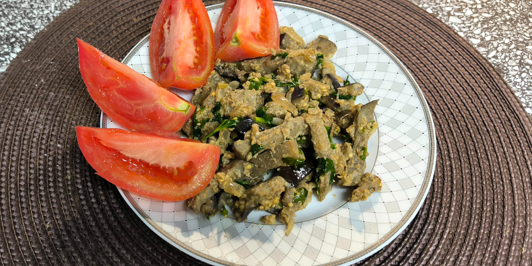 Когда картошка на гарнир надоедает, готовлю баклажаны в сметане на сковороде. По вкусу напоминает жареные грибы