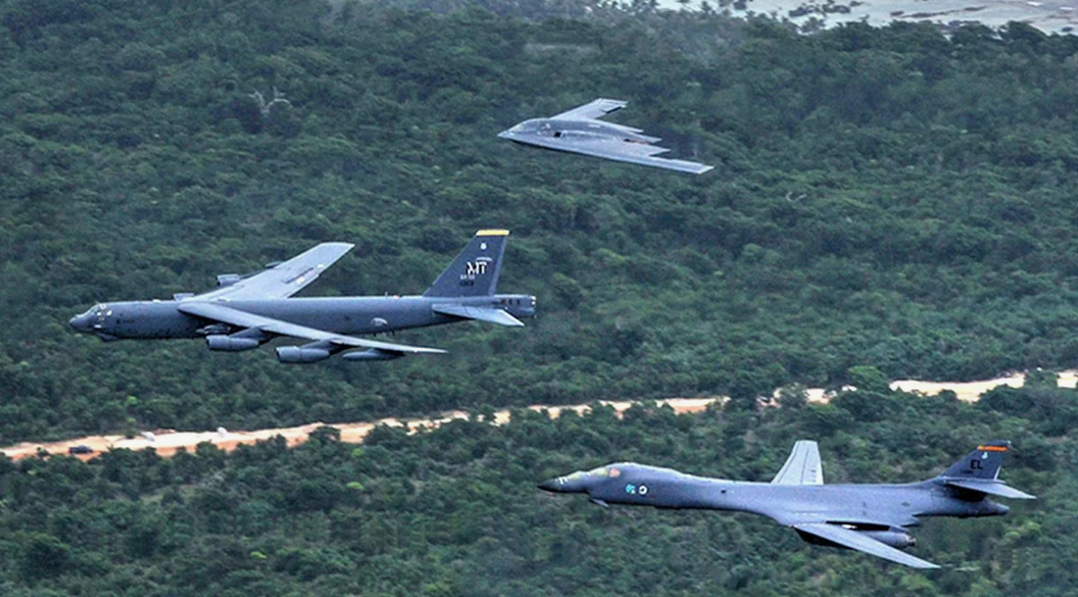 "Святая троица" американской стратегической авиации, В-2"Spirit", В-52 и  B-1 Lancer. "Тушка" значительно красивее. Фото ВВС США