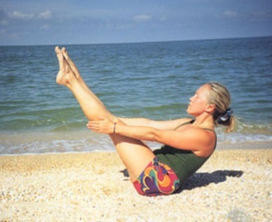 на фото - Ольга Викторова, выполняющая Парипурна Наванасану