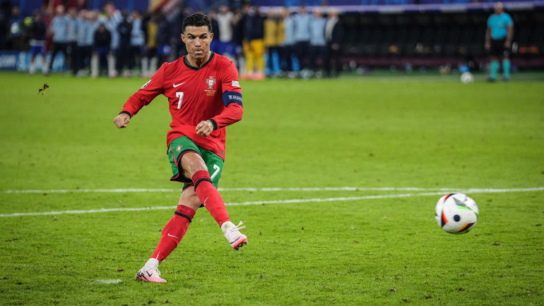    Криштиану Роналду исполняет пенальти в матче Португалии с Францией на Евро-2024. Global Look Press