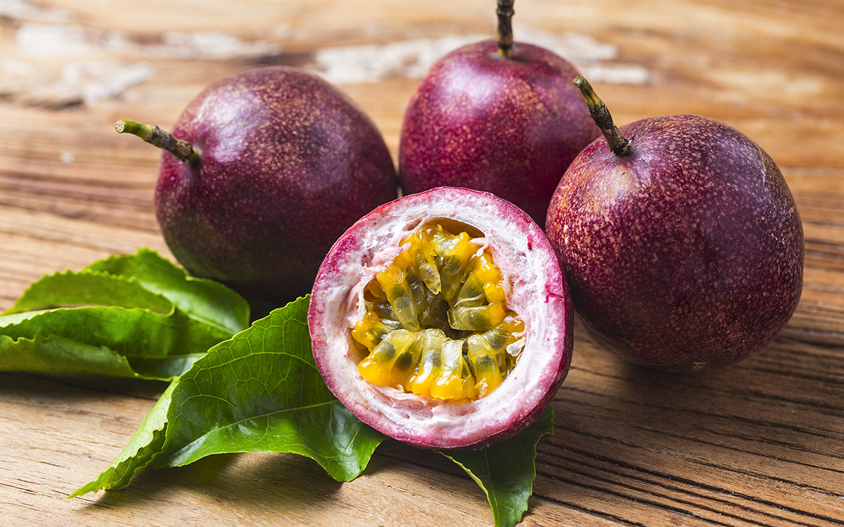 yuda chen / Shuttertsock / FOTODOM📷Цвет маракуйи варьируется от фиолетового до желтого; в магазинах чаще встречаются темные плоды