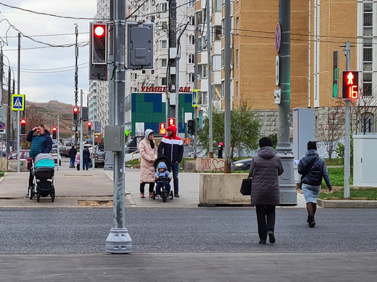 На этой фотографии современной Москвы есть его изобретение. Угадаете что это? 