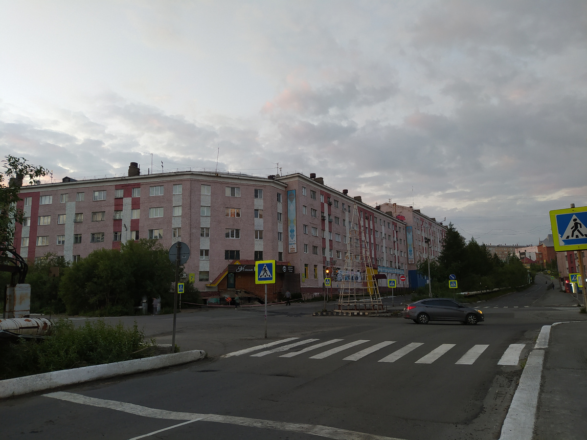 Улица в Дудинке. Дома розовые, просто полярный день ночью все-таки ретуширует краски.