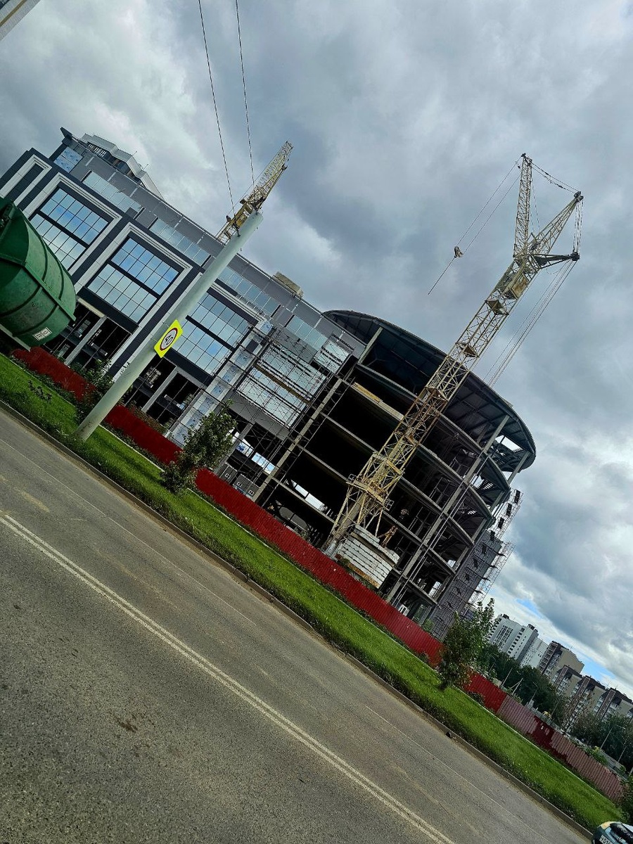 С 2025 года доходы от продажи недвижимости будут облагаться налогом на доходы физических лиц (НДФЛ) по прогрессивной шкале. 
Налоговые ставки для сделок с недвижимостью будут составлять:

13% — для дохода до 2,4 млн руб.;
15% — для дохода, превышающего 2,4 млн руб.
При этом минимальные сроки владения недвижимостью останутся прежними. Также останется возможность воспользоваться вычетом в размере 1 миллиона рублей для объектов, по которым не было расходов на приобретение или их невозможно подтвердить.

Рассмотрим несколько примеров.
В 2025 году мы продаём квартиру, минимальный срок владения которой не истёк. Стоимость квартиры составляет 7 000 000 руб., а купили мы её за 5 000 000. Мы можем подтвердить расходы на покупку, поэтому доход от продажи составит 2 000 000 руб. Так как доход от продажи квартиры меньше 2,4 млн. руб., мы платим налог по ставке 13%. НДФЛ рассчитывается следующим образом: (7000000 – 5000000) × 13% = 260 тысяч руб.

Если в 2025 году продать квартиру, минимальный срок владения которой ещё не истёк, за 7 000 000 руб., не имея возможности подтвердить расходы на приобретение или не имея их вовсе, то доход от продажи превысит порог в 2,4 млн.руб. на 4,6млн. В таком случае сумма НДФЛ = 312 тыс. + (4,6 млн. × 15%) = 1 002 000 руб. Если же воспользоваться правом на налоговый вычет в размере 1 млн.руб., то сумма НДФЛ уменьшится до: НДФЛ = 312 тысяч + (3,6 млн. × 15%) = 852 тыс.руб.

ВАЖНО:

1) Необходимо будет учитывать и иной доход от продажи иного имущества в том же году, например автомобиля.

2) НДФЛ рассчитывается в зависимости от даты получения дохода, а не от даты регистрации сделки. Например, если покупатель заплатил за недвижимость в 2024 году, а договор был зарегистрирован только в 2025-м, НДФЛ будет рассчитываться по ставке 13%.

3) Если доход получен с 1 января по 31 декабря 2025 года, то декларацию о доходах надо будет подать в ФНС до 30 апреля 2026 года. Уплатить НДФЛ - до 15 июля 2026 года.

Таким образом, НДФЛ при продаже недвижимости в 2025 году может оказаться выше, чем в 2024 году. Если доход превысит 2,4 млн руб., то продавцу выгоднее совершить сделку до конца 2024 года, чтобы заплатить налог по фиксированной ставке 13%.