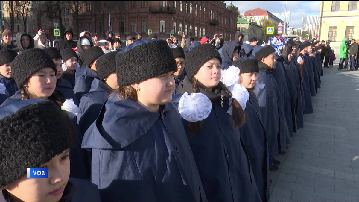    На Советской площади в Уфе прошла торжественная церемония посвящения школьников в шаймуратовцев