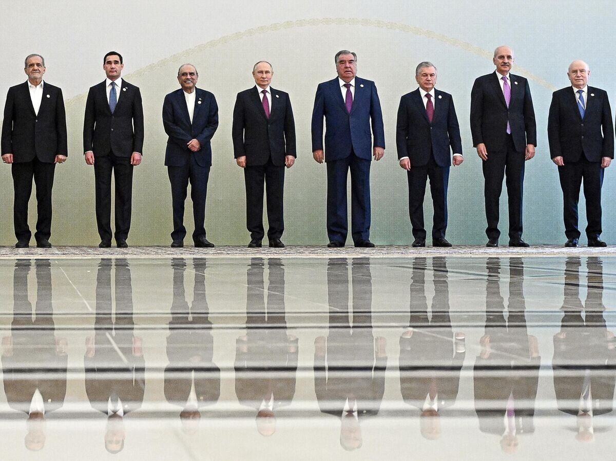    Президент РФ Владимир Путин на церемонии фотографирования глав делегаций - участников международного форума "Взаимосвязь времён и цивилизаций - основа мира и развития" в Ашхабаде© РИА Новости / Сергей Бобылев