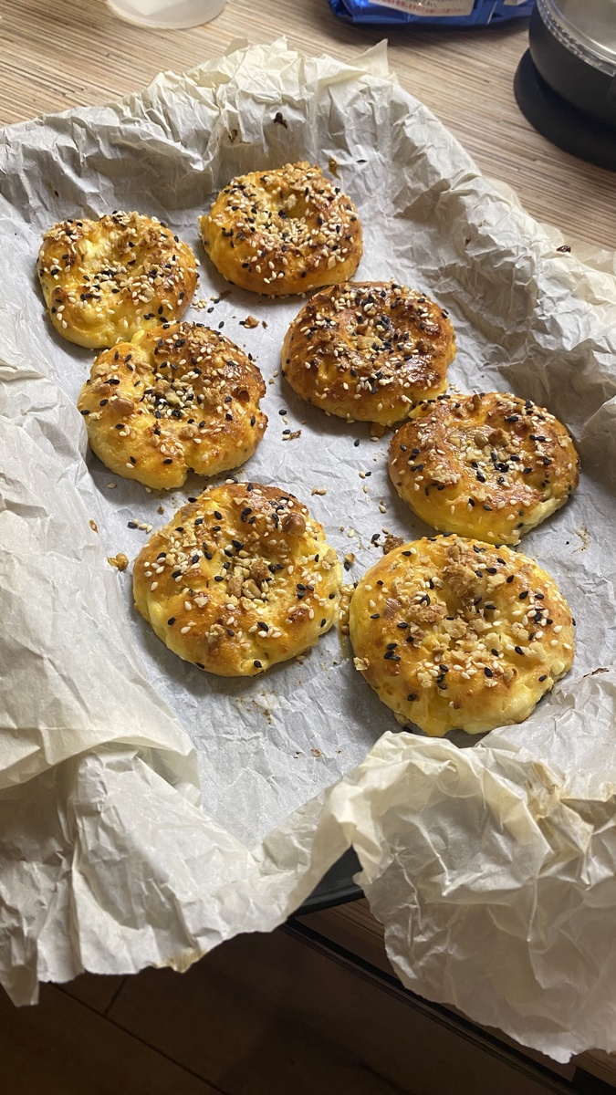 Обещала фото сырников. Готовила в духовке. Сверху мазанула желтком. Тогда они получаются с такой аппетитной корочкой. Еще добавила кунжут и размельченный грецкий орех.