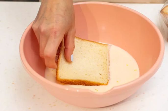 Гренки с яйцом и молоком на сковороде