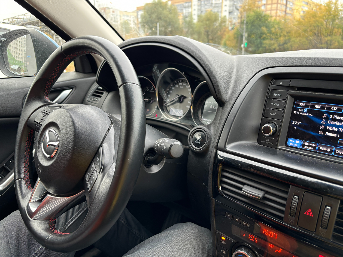 Кожаный руль выглядит ровно на свой пробег