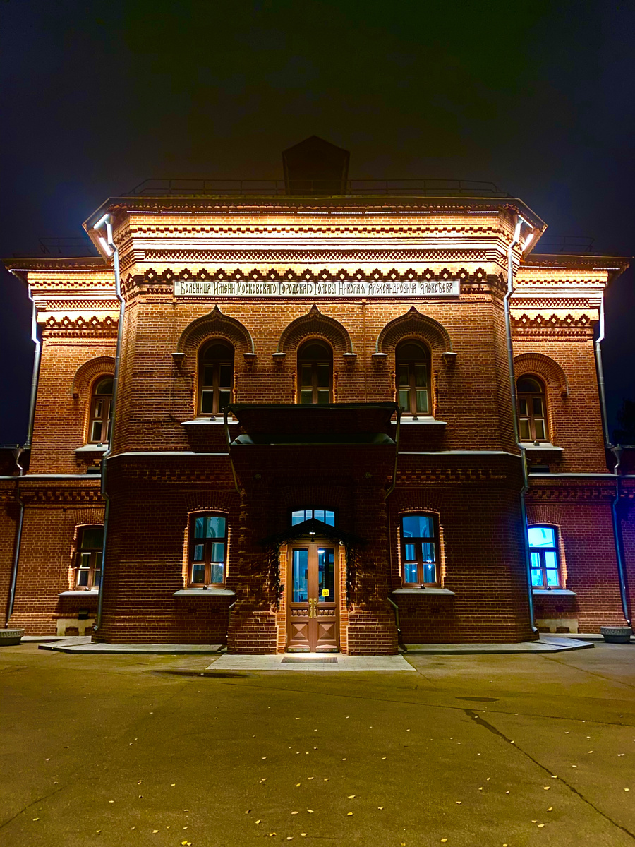 шикарные кирпичные корпуса больницы, построенные в стиле эклектика - отличный пример хорошей реставрации, видно что старались воссоздать первоночальный вид и не скупились на этом