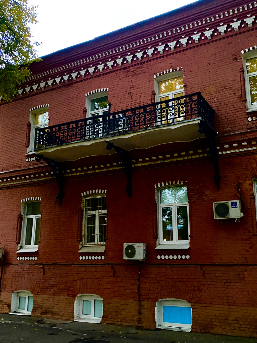 некоторые корпуса еще ждут реставрации, но все равно радуют взгляд. Посмотрите на какие чудесные балкончики со сводами Манье. Кованная ограда оригинальная, ей уже больше 100 лет