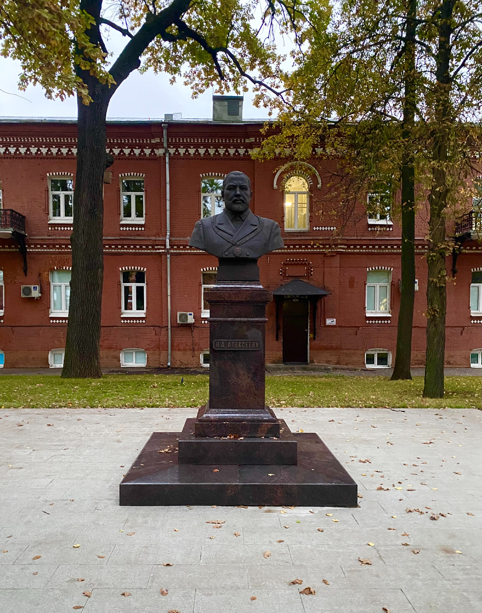 памятник Алексееву во дворе больницы