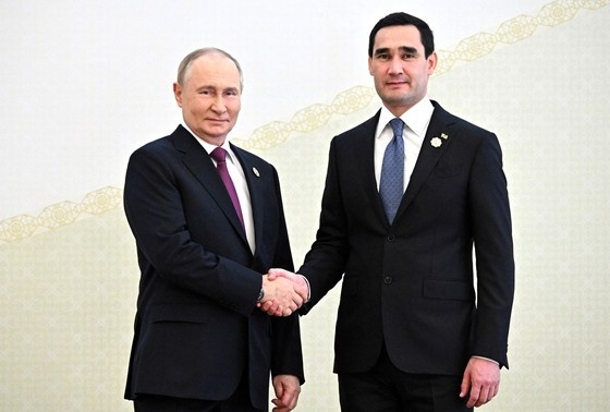    Владимир Путин и Президент Туркменистана Сердар Бердымухамедов на церемонии приветствия глав делегаций – участников Международного форума «Взаимосвязь времён и цивилизаций – основа мира и развития»