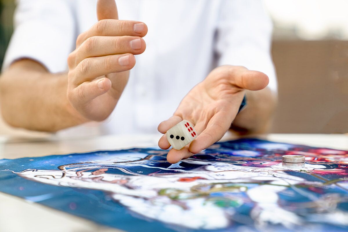 Пока не выпадет шестерка, ходить нельзя. Источник: Laguna781 / Shutterstock📷

