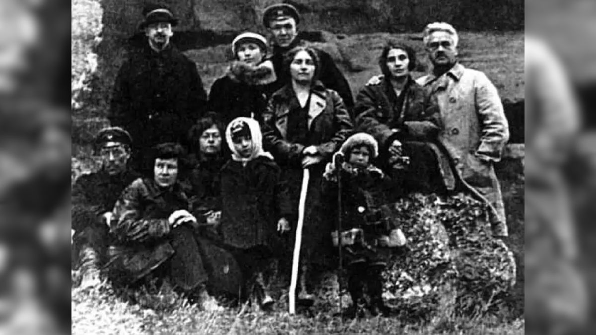 А.Барченко с учениками. Справа, в светлом пальто. Источник изображения: ezoterik-page.com