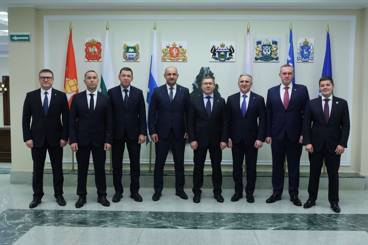 Полпред  Президента  в УрФО А. Жога с губернаторами. Фото из открытых источников.