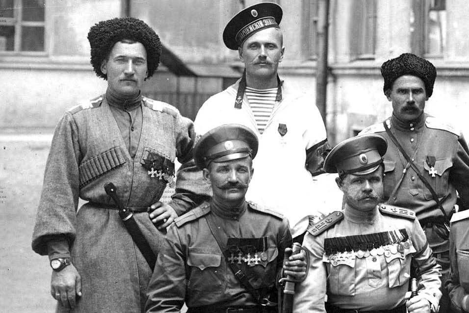 39 Кубанских казачьих офицеров стали кавалерами Святого Георгия Победоносца. 65 Кубанских казачьих офицеров награждены золотым Георгиевским оружием. Более 13 тысяч казаков получили Георгиевские медали. Более 17 тысяч нижних чинов были награждены солдатскими Георгиями. На снимке Георгиевские кавалеры.
