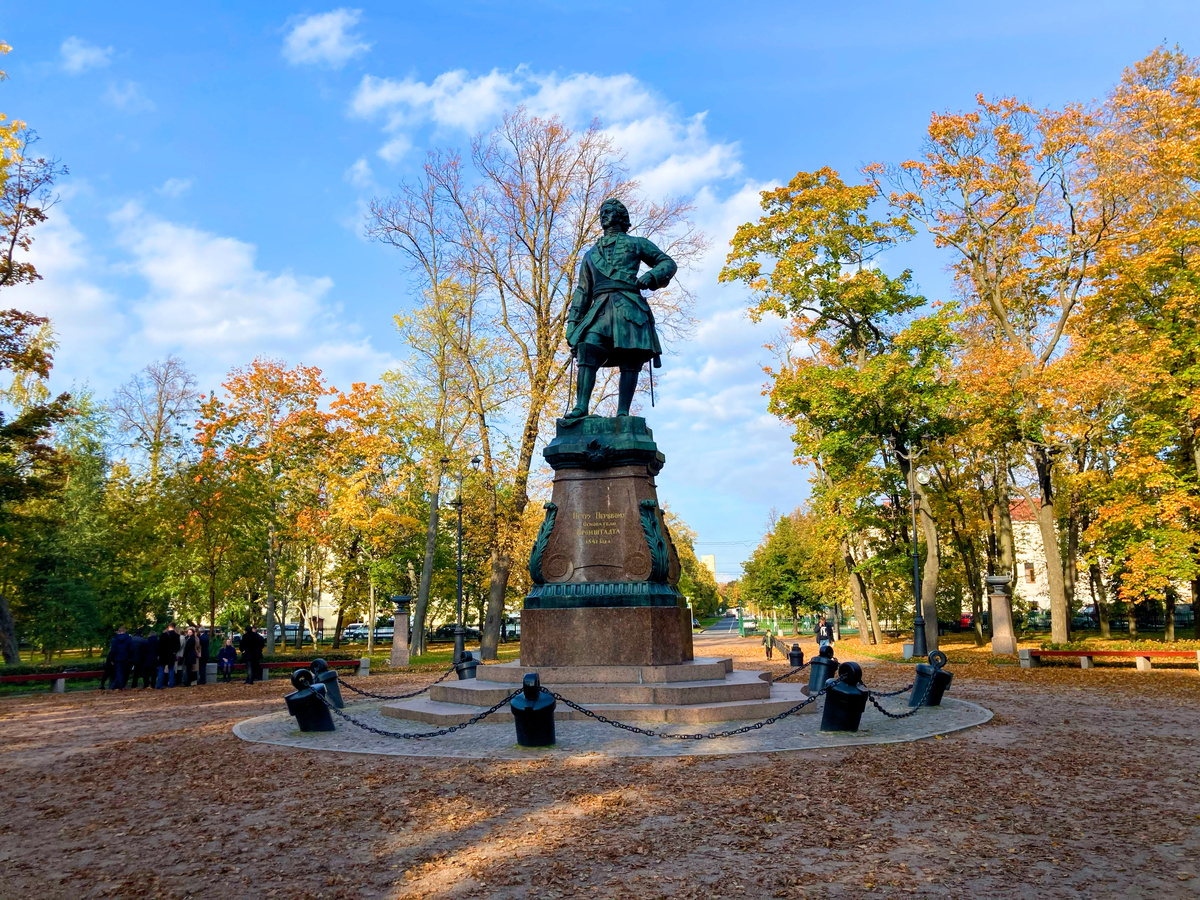 Памятник Петру I в Петровском парке Кронштадта
