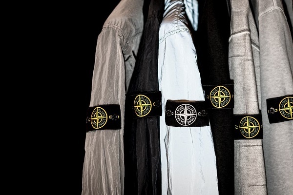 Military – это направление в моде, которое впервые появилось в годы Первой мировой войны. В 60-е годы оно получило второе рождение. Даже в мирное время мужчины и женщины продолжали носить одежду, которая создавалась для военнослужащих. Она имела свое идейное значение. Также одежда милитари высоко ценилась своими практичными свойствами. Не утратила она их и сегодня.