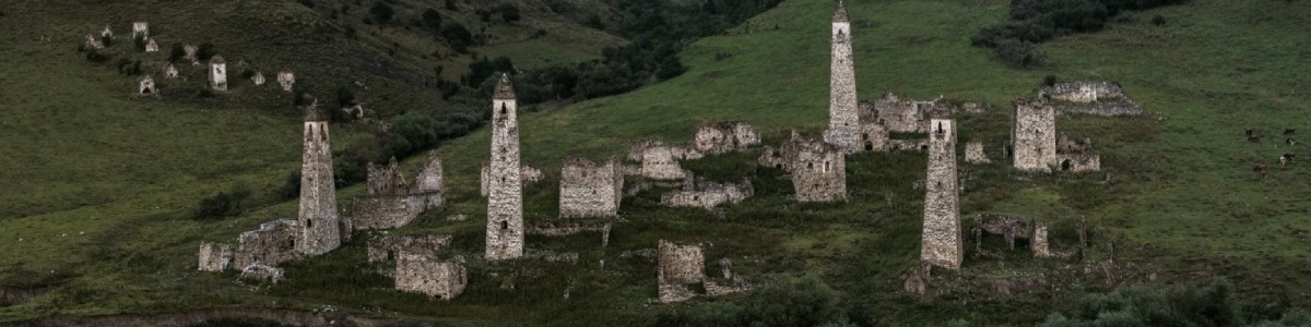Село Хамхи. Древний город в Ингушетии. Расположен в Джейрахском районе. Ныне покинутое селение, административно входит в сельское поселение Гули. На территории города-поселения имеется архитектурный комплекс «Хамхи», представленный множеством исторических объектов: мегалитические циклопические жилища башенного типа, 4 боевых башен, 4 - полубоевых и 16 жилых башен, а также 10 склеповых.