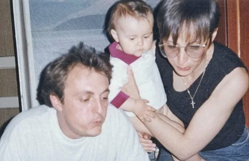 на фото Светлана Рожкова и Андрей Богданов с дочерью Яной