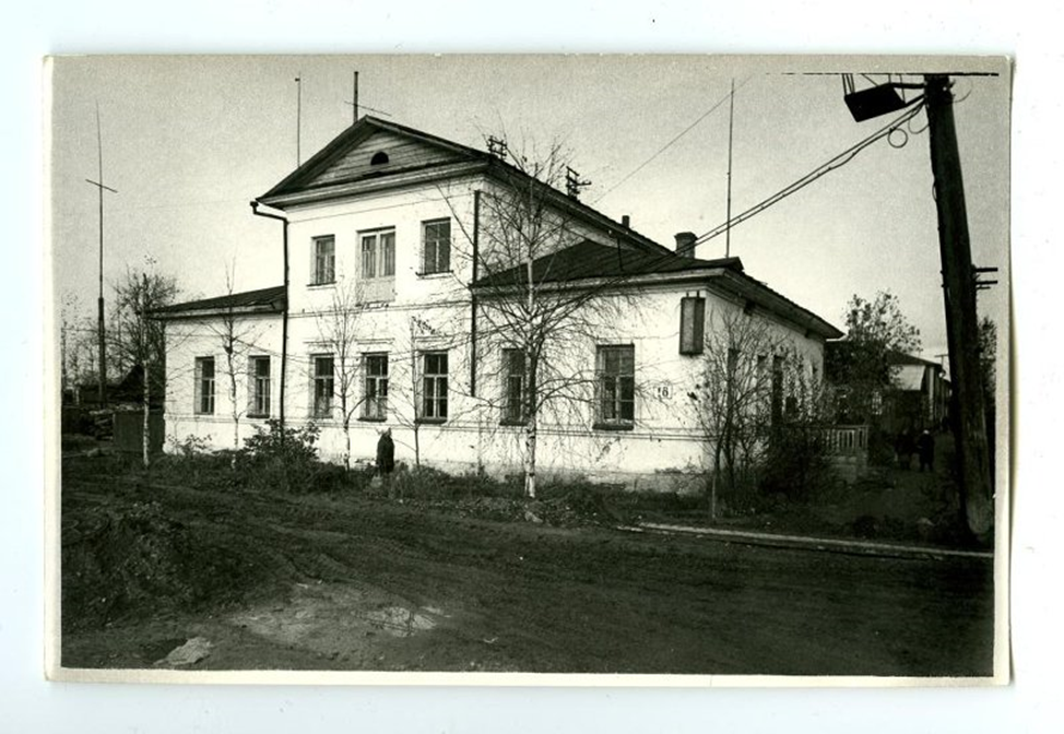 Рис. 1. Дом Константина Дмитриевича Зводского. Фотография, 1974 г. Автор К.С. Церковницкий. Из собраний ФГБУК «Кирилло-Белозерский историко-архитектурный и художественный музей-заповедник» (взято с сайта Госкаталог РФ)