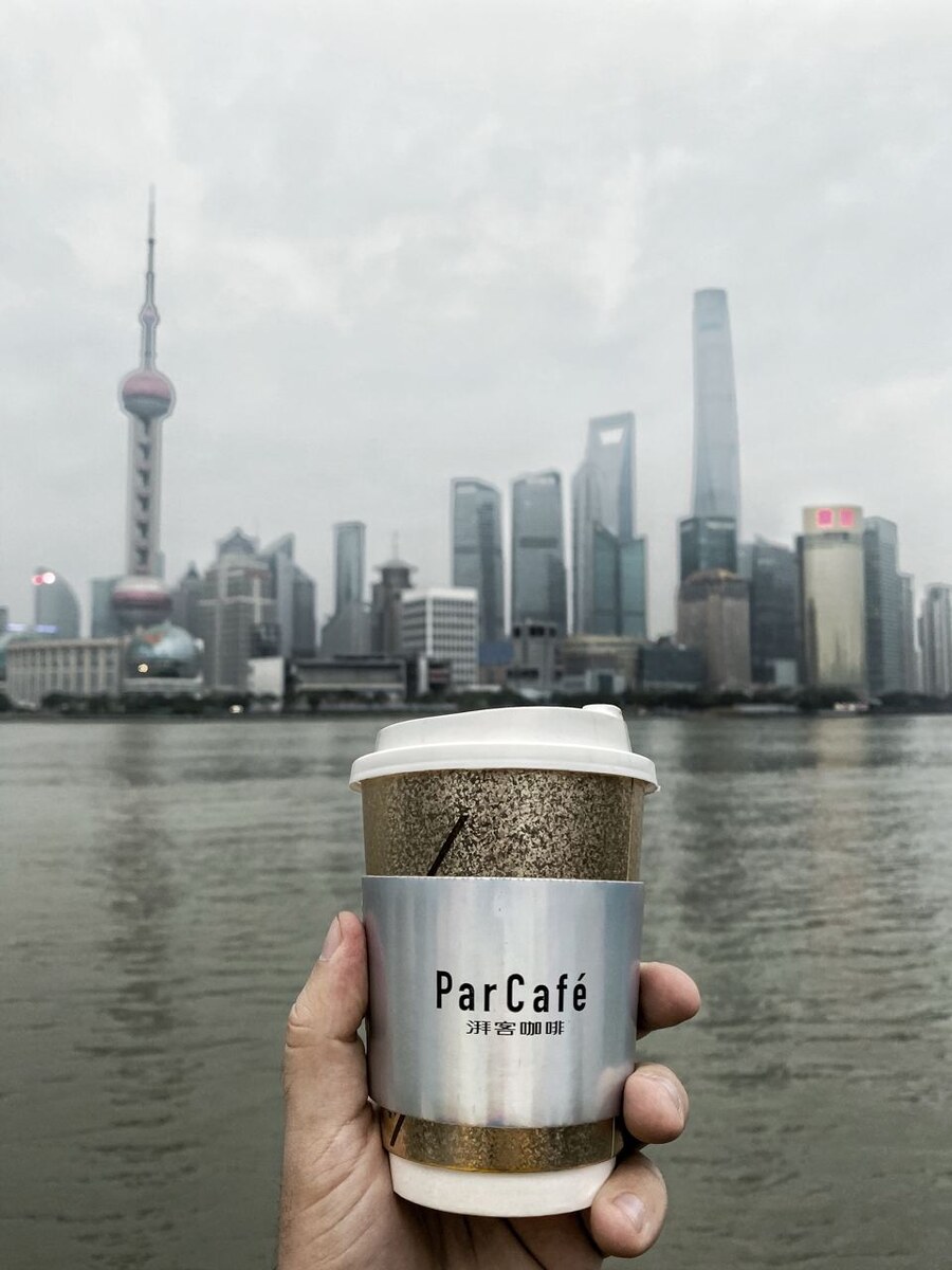 Вид на пасмурный Шанхай с набережной.