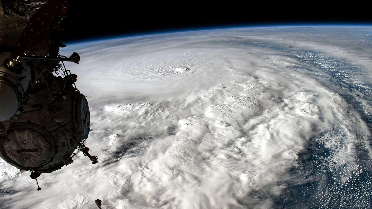 NASA via Getty Images📷Вид из космоса на формирование урагана «Милтон», 8 октября
