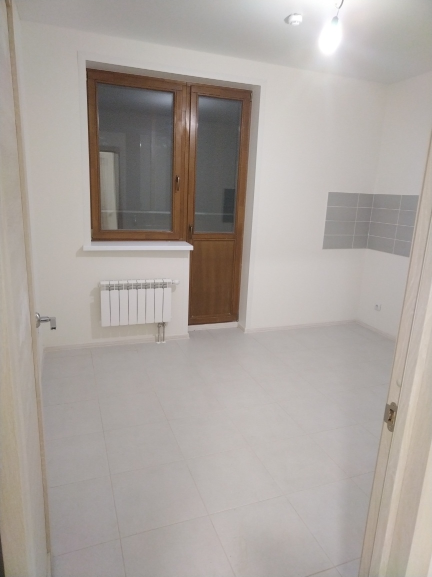 В кухне застройщик сделал фартук из плитки