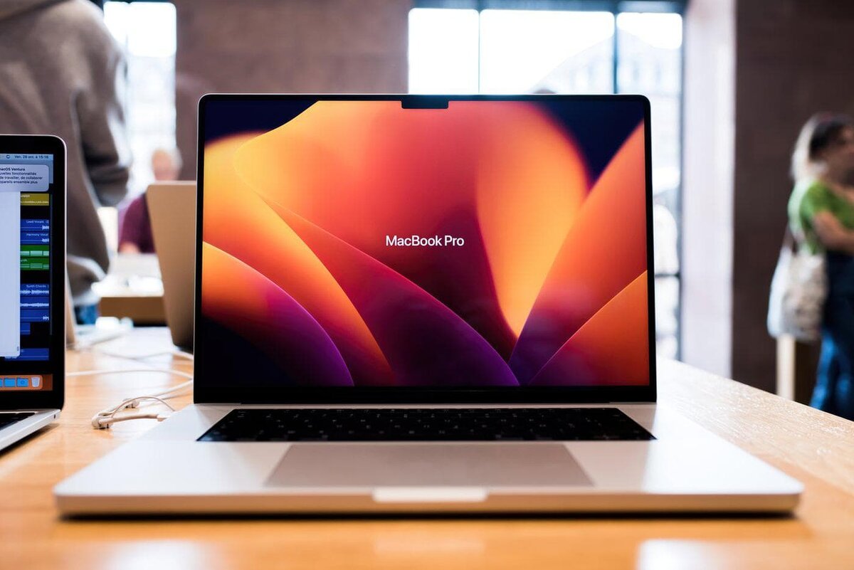    Стало известно, как российские блогеры могли получить новые ноутбуки от Apple. Shutterstock