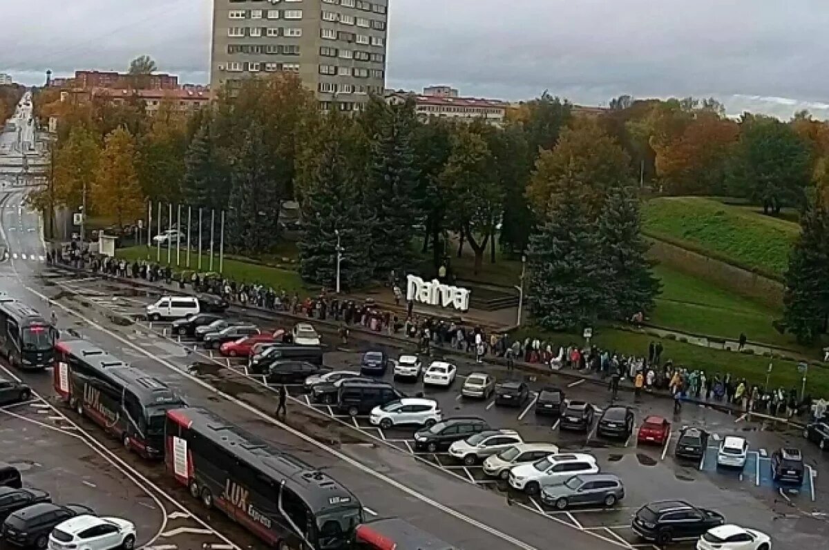    Пенсионер скончался в очереди на границе Эстонии и РФ в Ивангороде