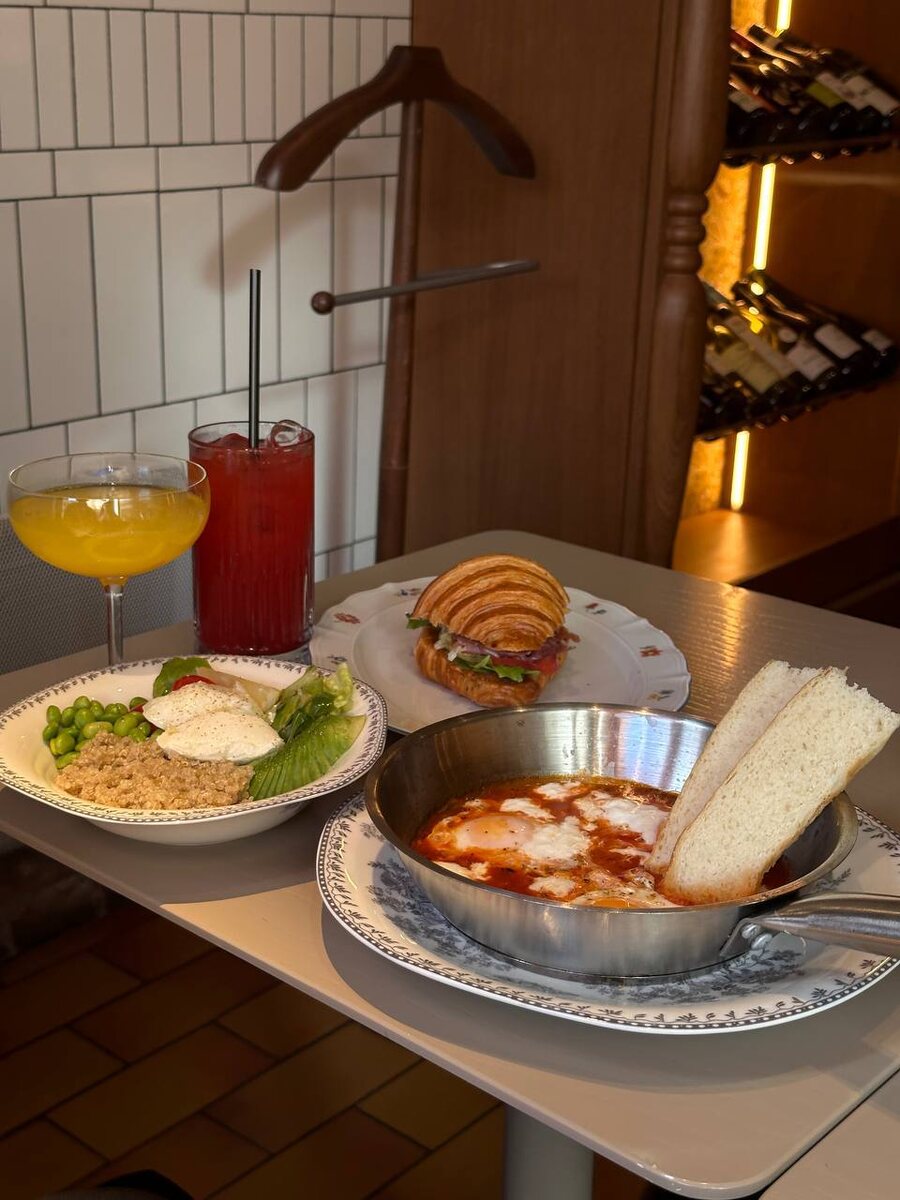 Шакшука с томатами и страчателой (580₽), пшеная каша с глазированной тыквой (350₽), круассан с пармой (850₽) - наш фаворит❣️