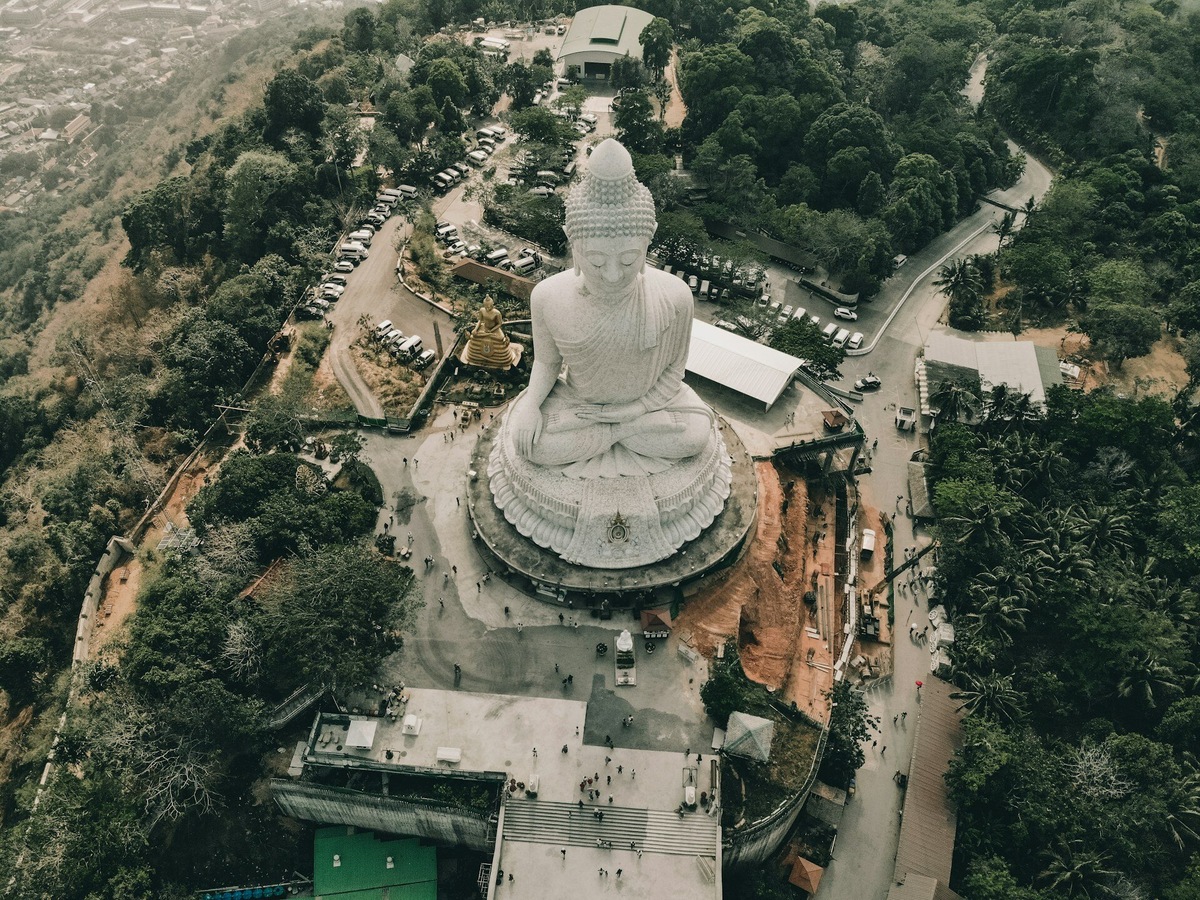Будда выполнен из белого мрамора. Фото: Miltiadis Fragkidis / Unsplash