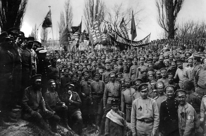 Митинг революционных солдат. Россия, 1917 год.