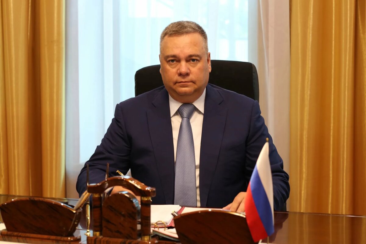Педофил Вадим Бровцев на рабочем месте