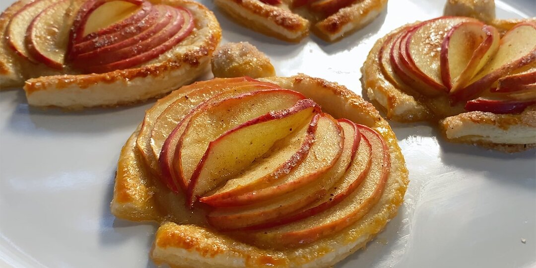 Красивые открытые яблочные слойки к чаю! Быстрый рецепт на 30 минут