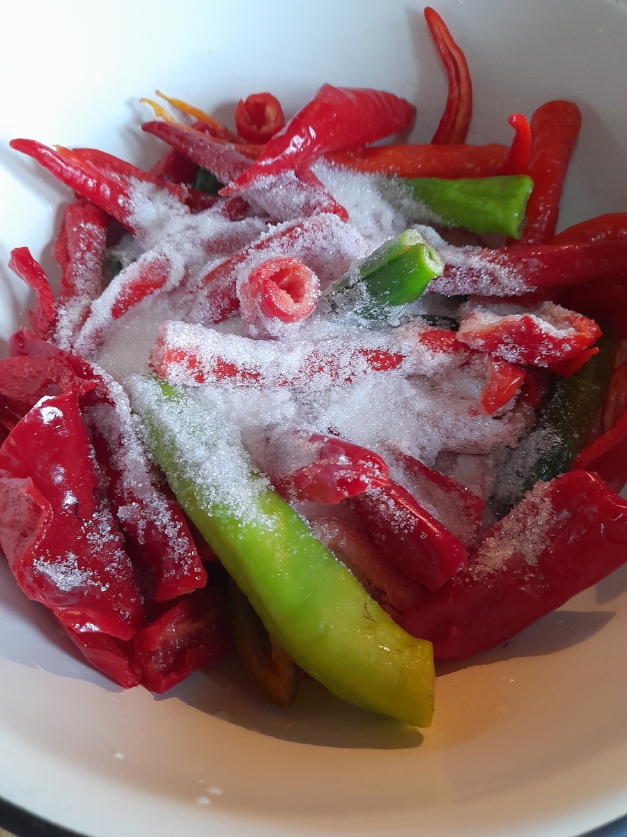 Перец засыпала сахаром на несколько часов