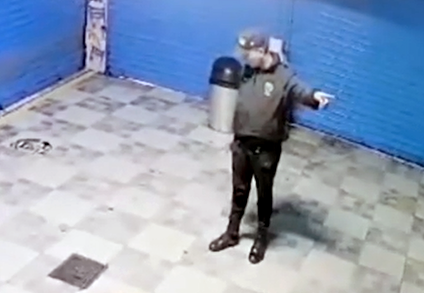 Охранник разговаривал с несуществующей девочкой. (Фото: скрин видео из Перу).