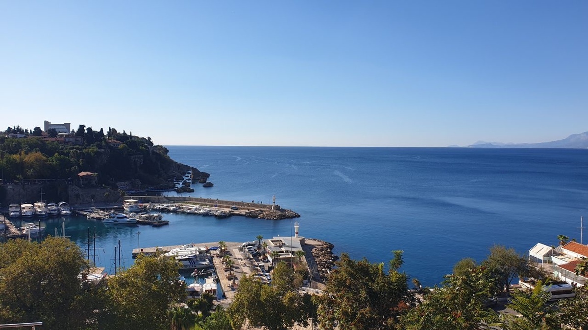 Порт в старом городе, отсюда отправляются прогулочные корабли по Средиземному морю