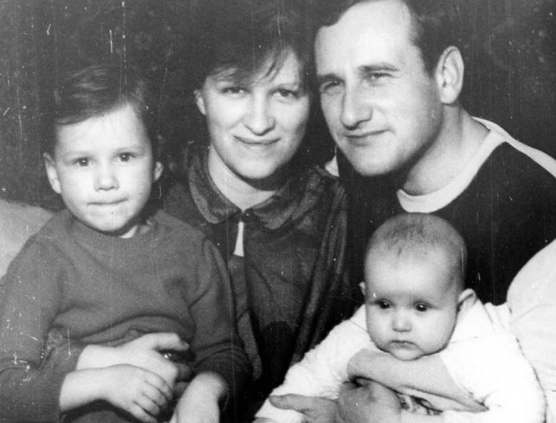    Отец и мать Татьяны Волосожар с дочерьмиСоцсети Татьяны Волосожар