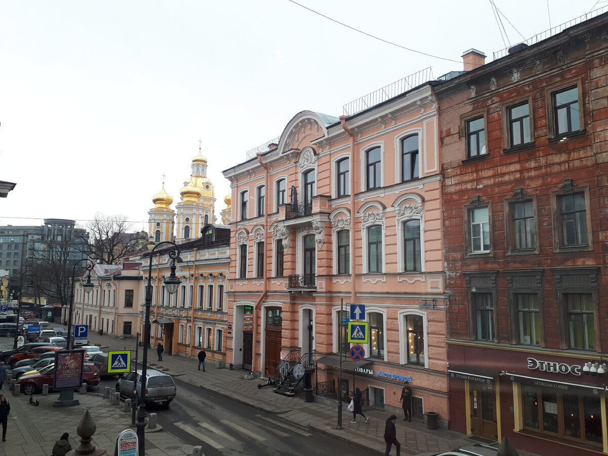 Вид из окна квартиры Достоевского на Владимирскую церковь. Писатель говорил, что предпочитает жить в таком месте, чтобы из окна была видна церковь и кабак <как антипод церкви>. 