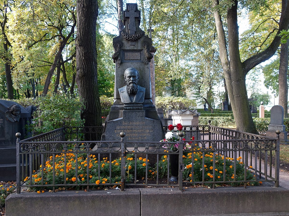 Достоевский похоронен в Александро-Невской лавре.