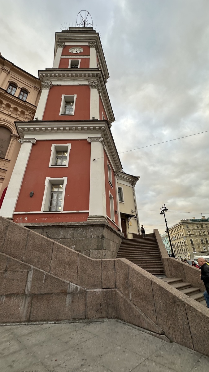 Башня Городской Думы на углу Невского проспекта и Думской улицы. 