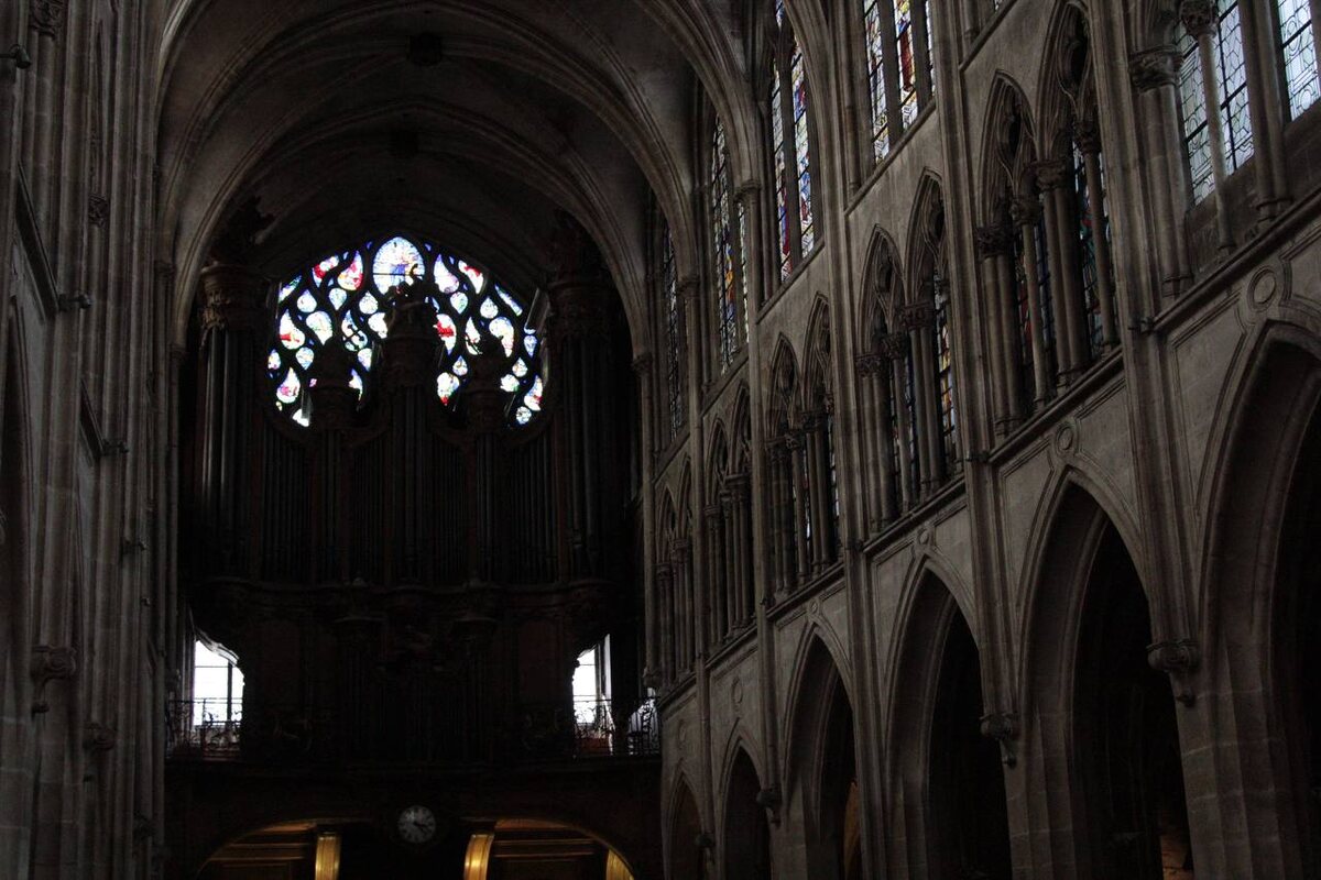 Интерьер церкви Сен-Северин в Париже. Фотограф: Камилла Фенерли